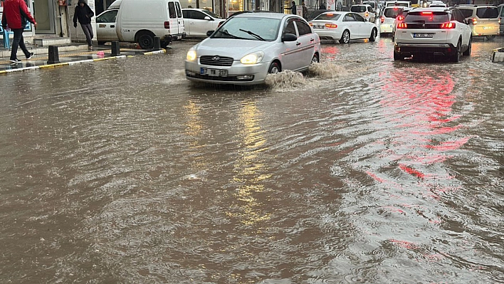 Kızıltepe'de yollar göle döndü