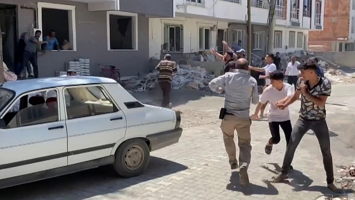 Kızları taş ve yumruklarla dövdüler