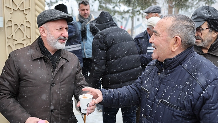 Kocasinan Belediyesi'nden soğuk havada salep ikramı