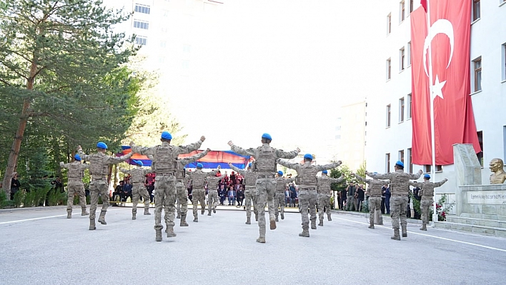 Komandolar zeybek performansıyla göz doldurdu