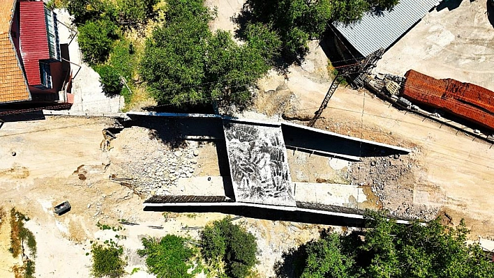 Konak Mahallesi'nde depremde hasar gören köprü ve yol yenilendi, ulaşıma açıldı