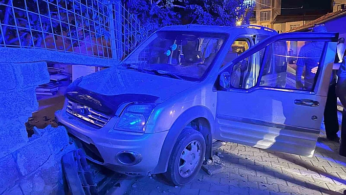 Malatya'da kaza: Kontrolden çıkan araç bahçeye daldı!