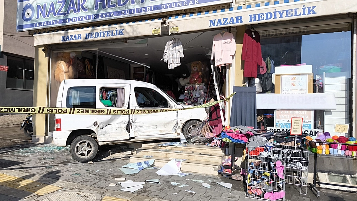 Kontrolden Çıkan Araç İş Yerine Girdi