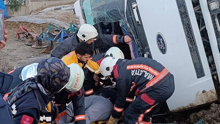 Malatya'da kamyon devrildi 1 yaralı