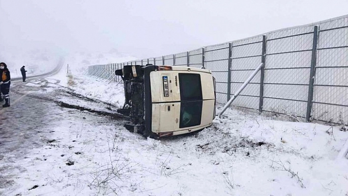 Minibüs devrildi 14 yaralı