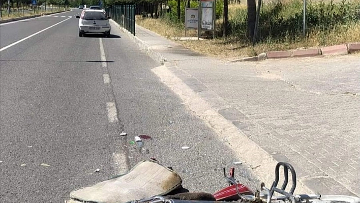 Motosiklet kontrolden çıkarak, araca çarptı