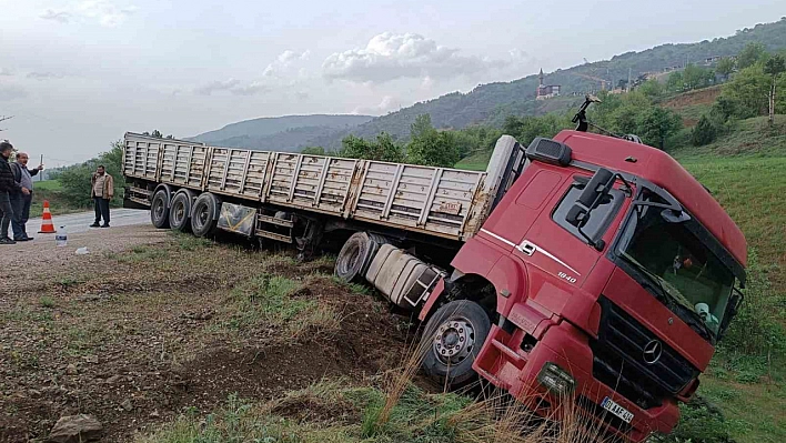 Kontrolden çıkan tır, son anda kurtuldu