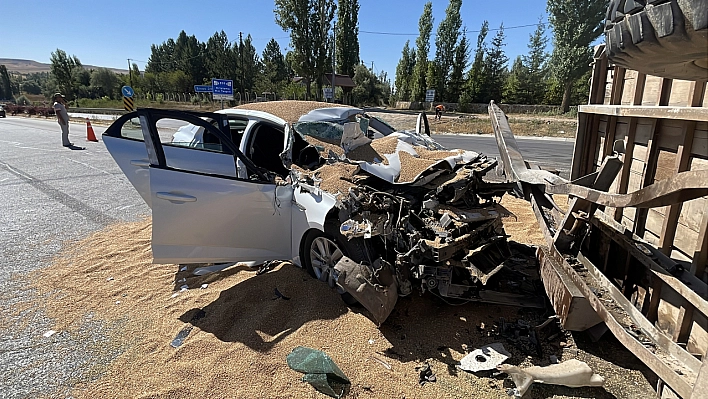 Kontrolsüz yola çıkan buğday yüklü traktör kazaya neden oldu: 3 yaralı