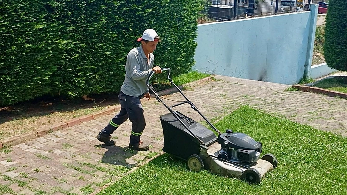 Körfez'in parklarına yaz bakımı