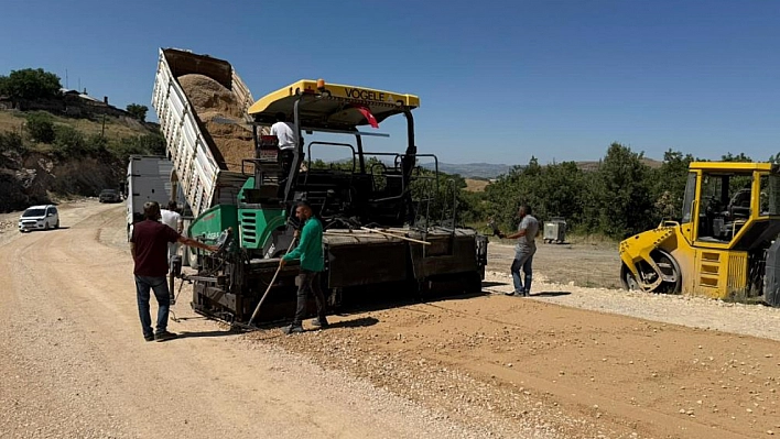 Köy yollarında sıcak asfalt çalışması başladı