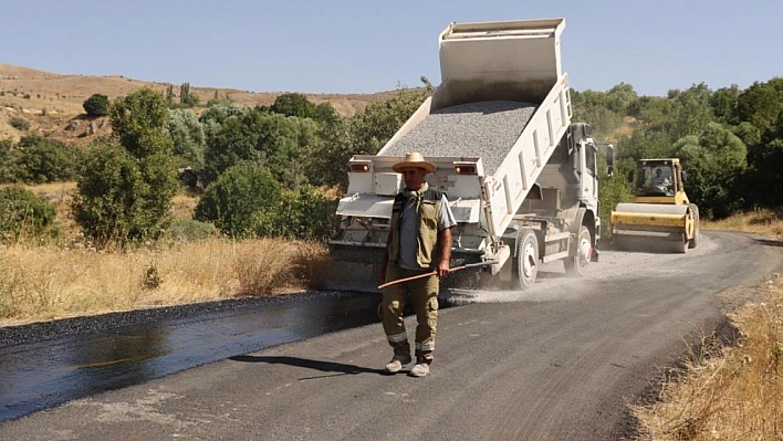 Köylerin asfaltlama çalışmaları sürüyor