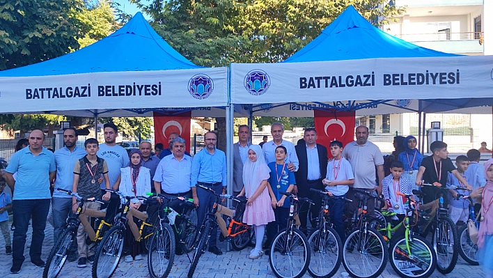 Kur'an Kursunda başarılı öğrenciler bisikletle ödüllendirildi