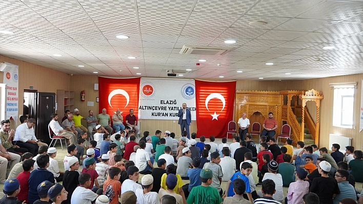 Kur'an kursunda karne ve ödül sevinci