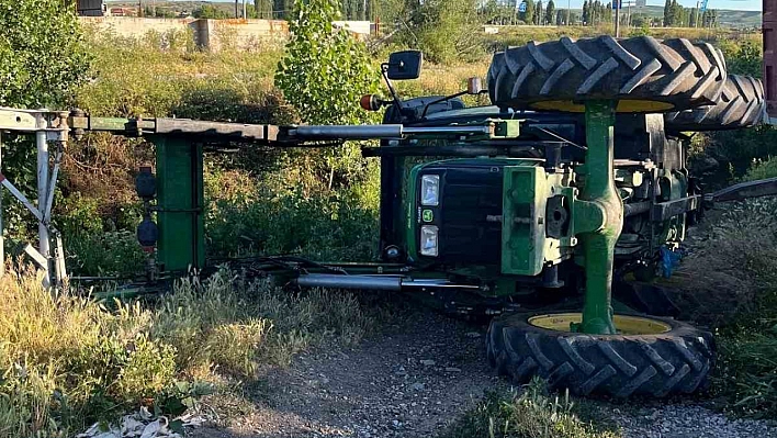 Kurban kesimi yapılan iş makinesi dereye devrildi