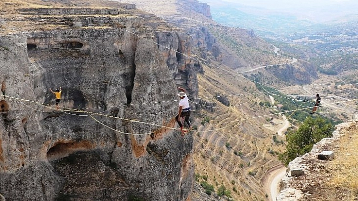 Slackline gösterisi nefesleri kesti