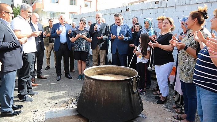 Mahalleliden aşure ikramı