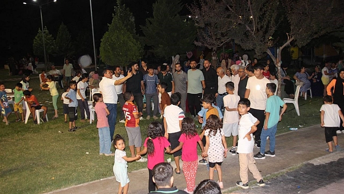 Mahalleliyi parka toplayan muhtar sürpriz yaptı