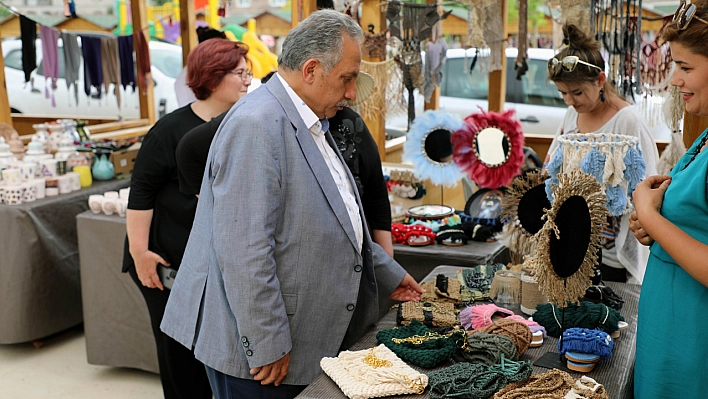 Maharetli eller alıcısını bekler