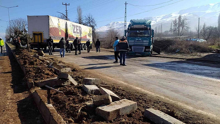 Makas kırdı trafiği kilitledi