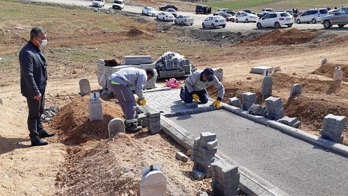 Büyükşehir'den mezarlıklara bakım