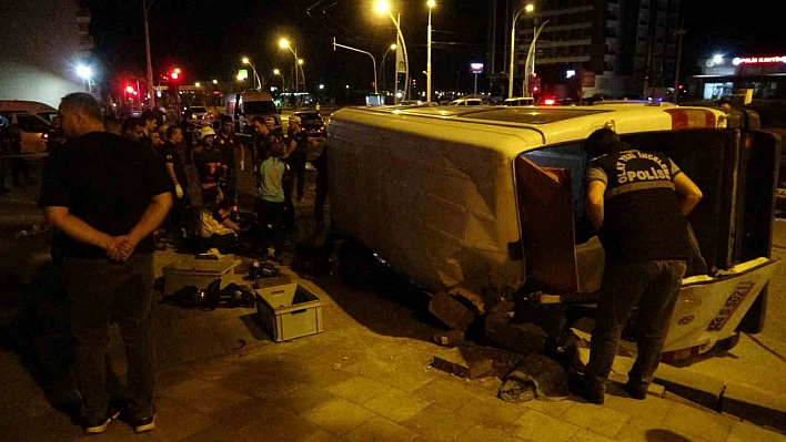 MAŞTİ Kavşağında Feci Kaza: Servis Aracı Devrildi, Kazanın Görüntüleri Ortaya Çıktı