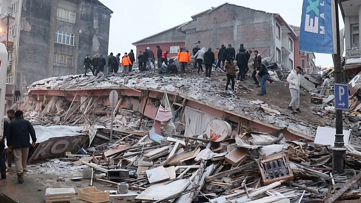 140'ın üzerinde bina çöktü, onlarca ölü var