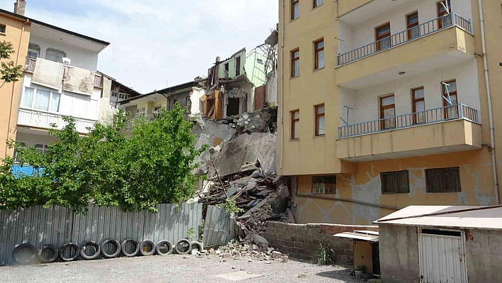 Binada göçük meydana geldi