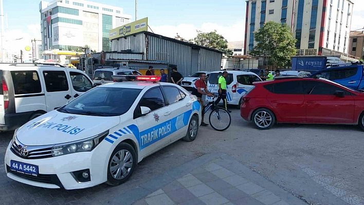 Malatya'da Zincirleme Kaza: 5 Araç Birbirine Girdi, 2 Kişi Yaralandı