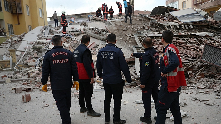 Malatya'da hasarlı bina çöktü