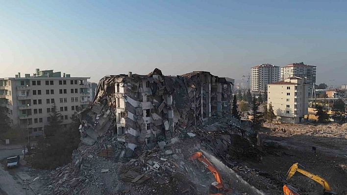 Malatya'da Ağır Hasarlı Bina Korna Sesiyle Yıkıldı!