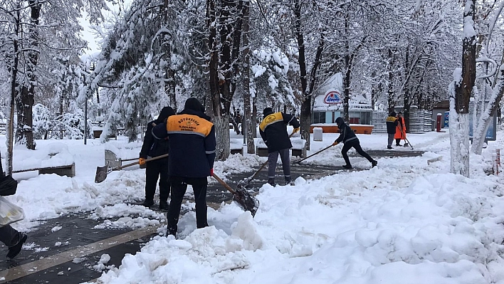 Kar yolları kapattı