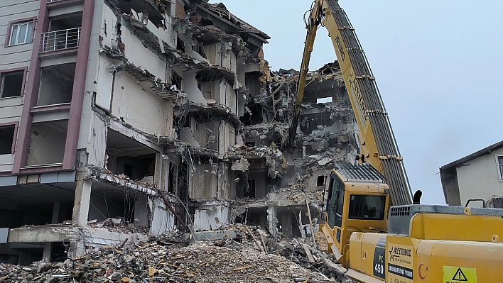 Malatya'da 6 Katlı Enkaz Kamyonlara Doldurularak Belirlenen Noktalara Taşınıyor...