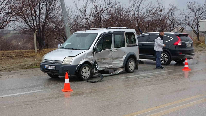 Malatya'da 6 Kişinin Yaralandığı Kaza Kameralara Yansıdı!