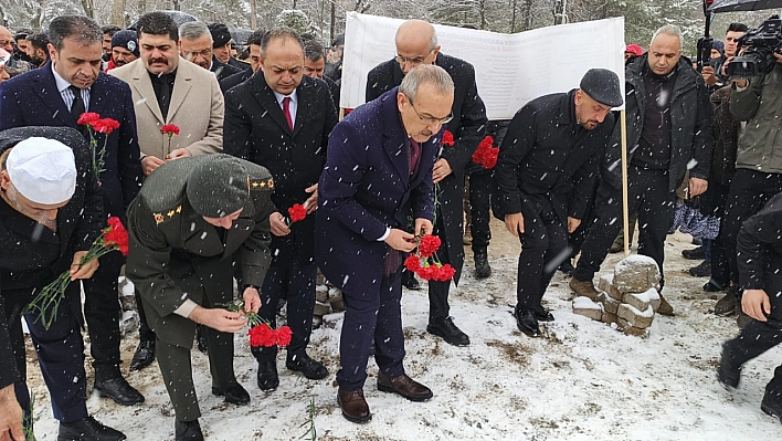 Malatya'da 6 Şubat Depremlerinde Hayatını Kaybedenler İçin Karanfil Bırakıldı