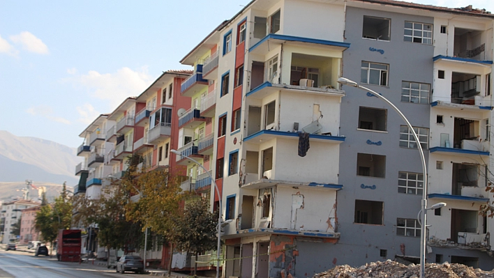 Malatya'da Ağır Hasarlı Binalara Şerit Çekildi..! Önlemler Arttırıldı...