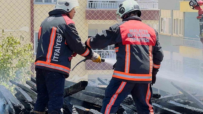 Yıkım çalışmasında alevler yükseldi: Hasarlı okulda yangın korkuttu!