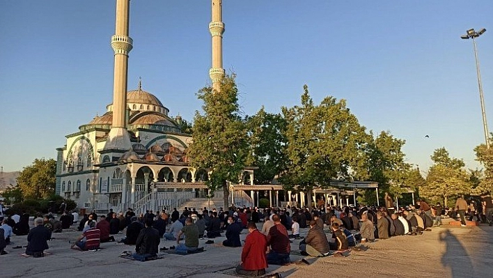 Malatya'da camiler doldu