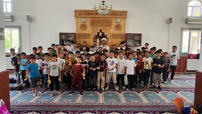 Malatya'da 'Bu Yaz Camideyim' Coşkusu: 12 Yıldır Gençlerin Gönüllerine Dokunuyorlar…!