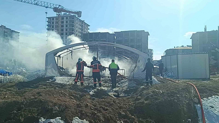 Malatya'da Çadır Depo Alev Alev Yandı