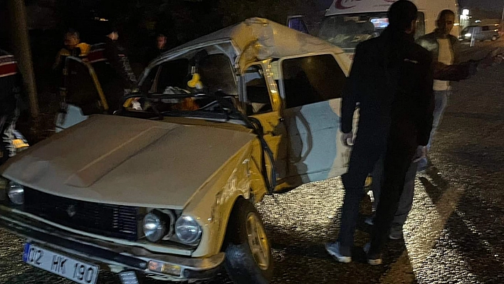 Malatya'da Çekici ile Otomobil Çarpıştı: 2 Yaralı