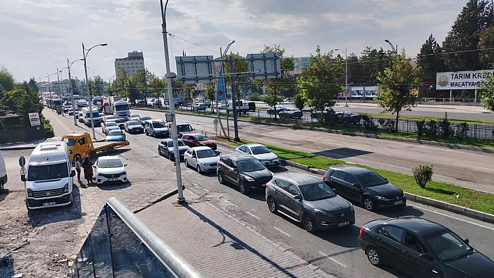 Malatya'da Çevre Yolu Kabusu: Trafik Kilitlendi, Ambulans Geçemedi!