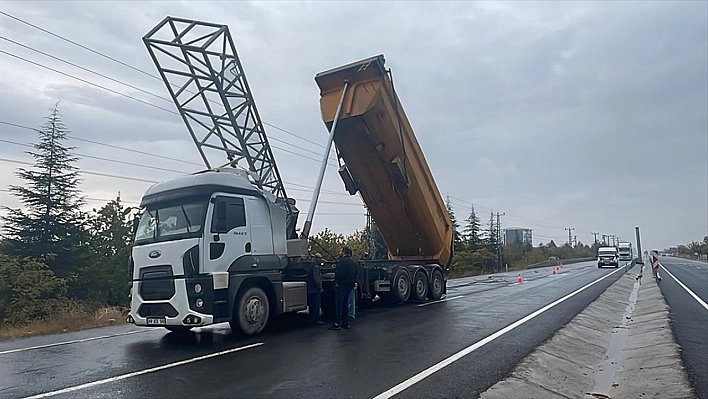 Kamyon trafik panosunu söktü