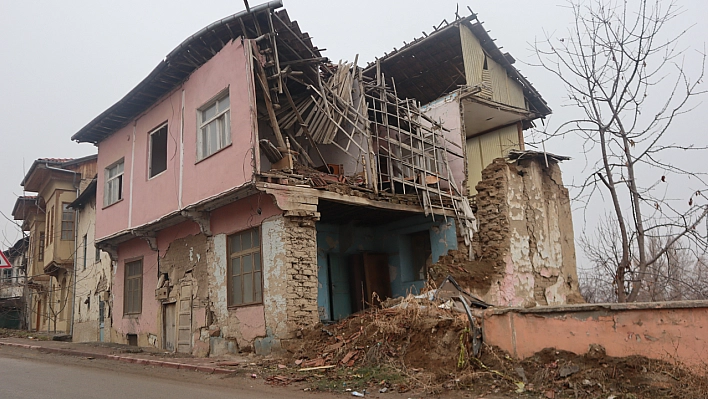 Malatya'da Eski Binalarda Göçme Riski Artıyor: Yapılar Tehlike Altında..!!