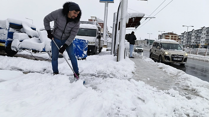 Malatya'da Esnaflar Karla Mücadele Ediyor...