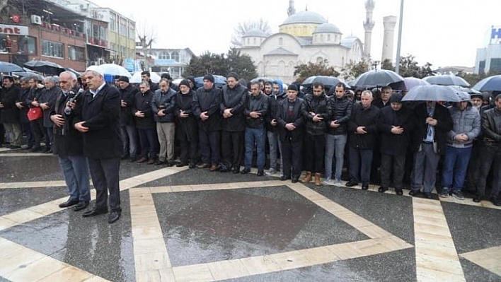 İdlib şehitleri için gıyabi cenaze namazı kılındı