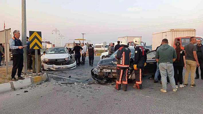 Malatya'da iki otomobil çarpıştı