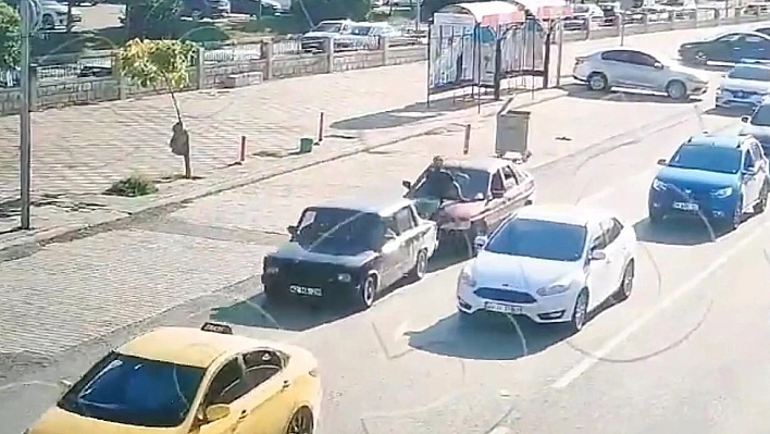 Malatya'da Trafikte Akıl Almaz Olay: Genç, Kaputa Çıkıp Aracı Ayaklarıyla İtti!