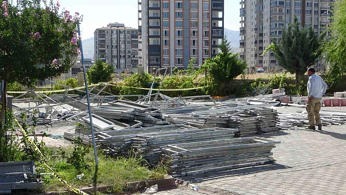 Malatya'da inşaat iskelesi çöktü