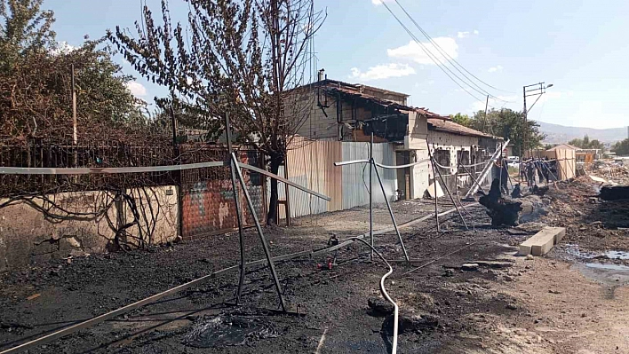Malatya'da şantiyede çıkan yangın evlere sıçradı: Vatandaşlar tahliye edildi