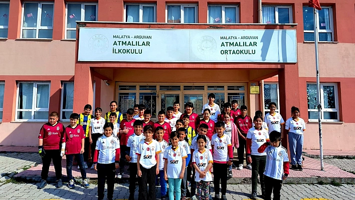 Malatya'da iş insanından öğrencilere forma hediyesi